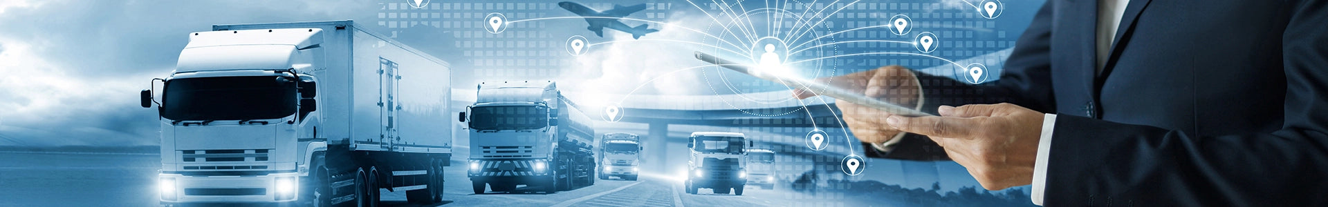 Moderne Logistik und Transport: Lastwagen, Flugzeug und digitale Netzwerkgrafik mit Standortsymbolen, ein Geschäftsmann bedient ein Tablet zur Sendungsverfolgung.