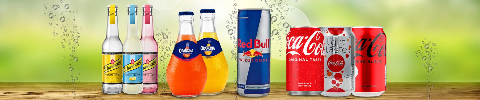 Sortiment erfrischender Softdrinks: Schweppes Indian Tonic, Bitter Lemon und Russisch, Orangina Red Orange und Original, Red Bull Energy Drink sowie Coca-Cola Classic, Light Taste und Zero Sugar.